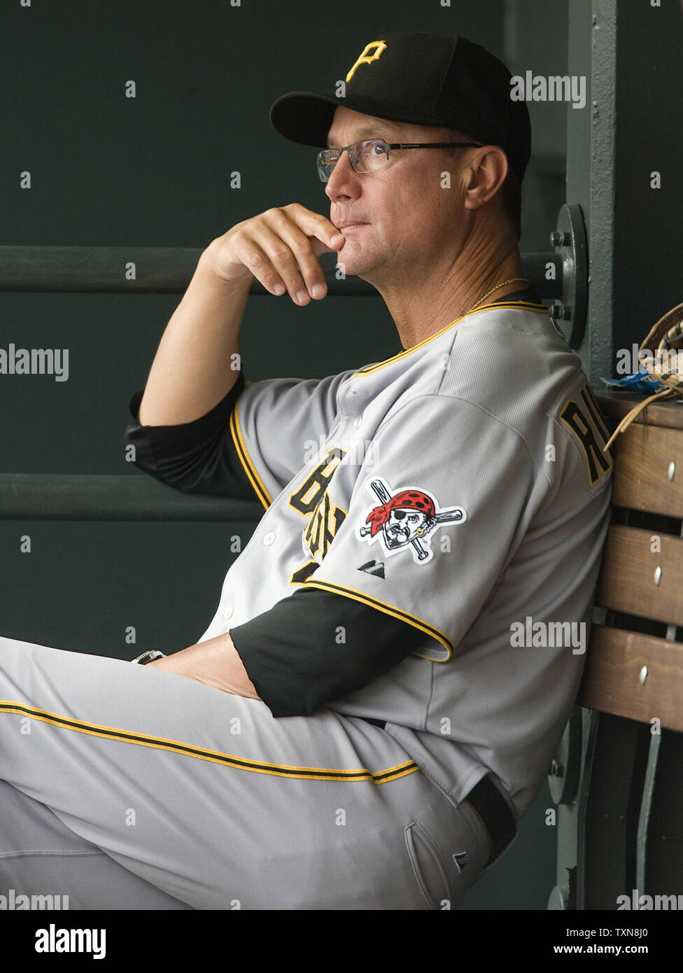Manager des Pirates de Pittsburgh, John Russel prend à la magistrature après le Colorado Rockies prendre une tête au Coors Field de Denver le 13 août 2009. Colorado a battu Pittsburgh 10-1. UPI/Gary C. Caskey... Banque D'Images