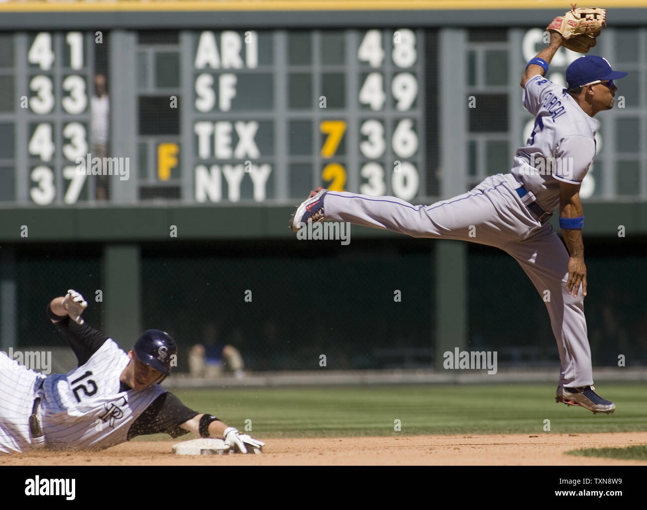 Rockies du Colorado Le deuxième but Clint Barmes (bas) brise la double jeu des Dodgers de Los Angeles, à deux pas de l'arrêt-court Rafael Furcal au cours de la quatrième manche au Coors Field de Denver le 27 août 2009. Los Angeles battre Colorado 3-2 pour prendre un jeu quatre laisse dans la division ouest de la Ligue nationale. UPI/Gary C. Caskey... Banque D'Images