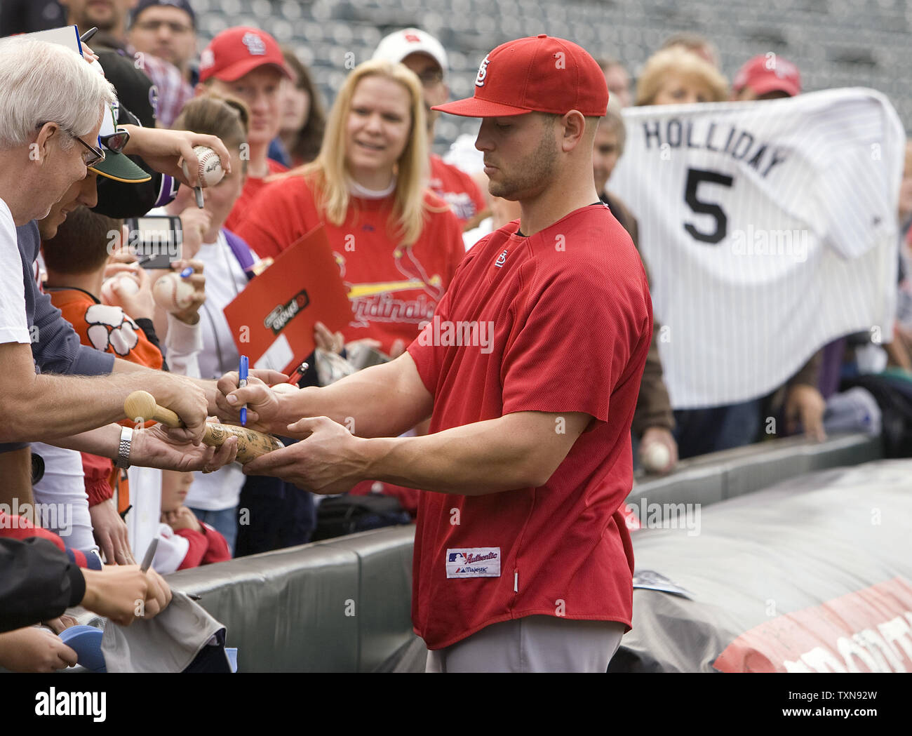 Ancien Colorado Rockies et le voltigeur des Oakland A's Matt Holliday du St. Louis Cardinals, signe des autographes à son premier voyage retour au Coors Field de Denver le 25 septembre 2009. Holliday avait un hit dans son retour à Coors Field. Colorado a battu 2-1 St Louis. UPI/Gary C. Caskey... Banque D'Images