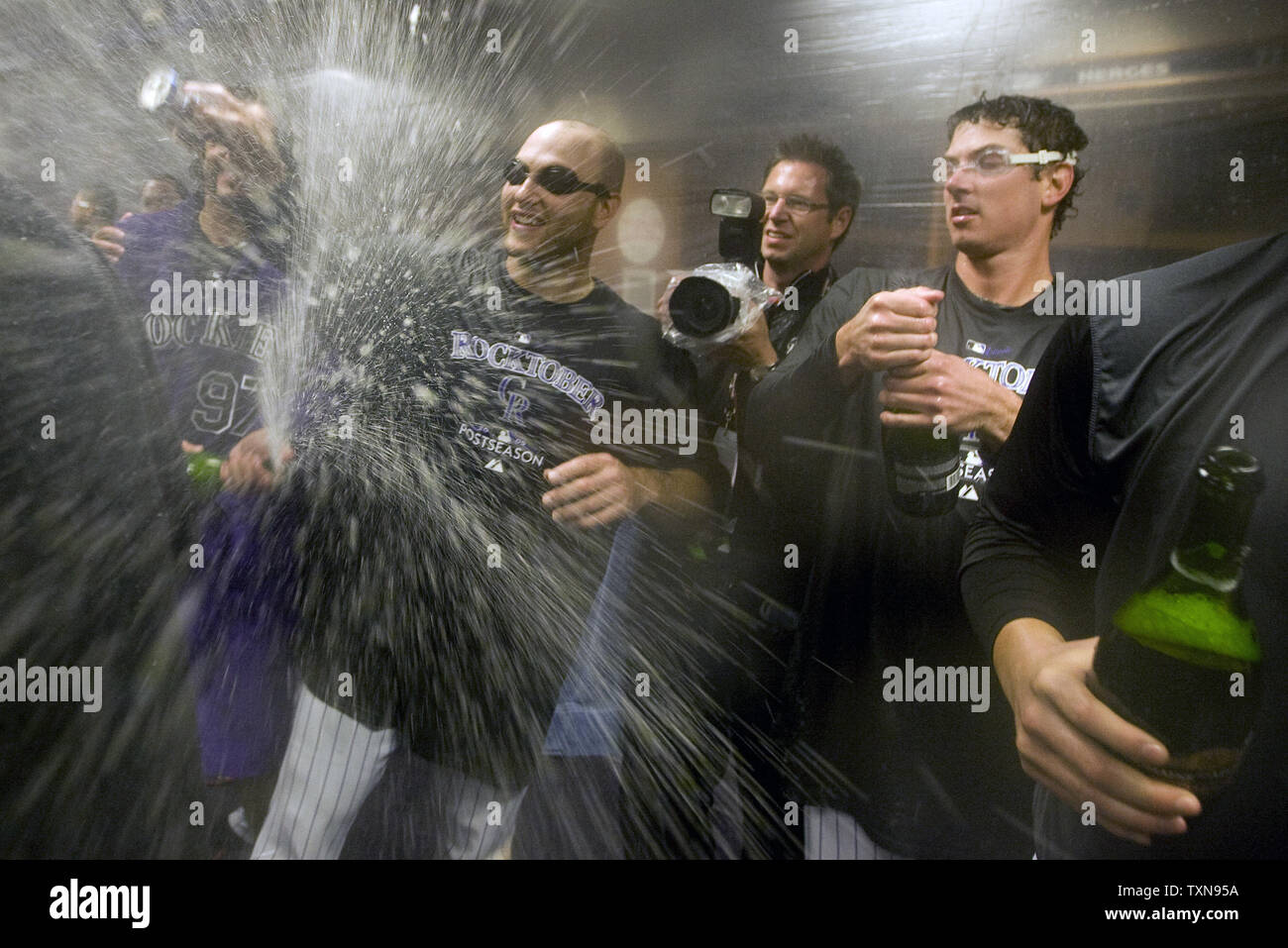 Colorado Rockies catcher Chris Iannetta (L) et droite fielder Brad Hawpe célébrer dans le clubhouse au Coors Field de Denver, le 1er octobre 2009. Colorado remporte la Ligue nationale carte sauvage défaisant les Milwaukee Brewers 9-2. UPI/Gary C. Caskey... Banque D'Images