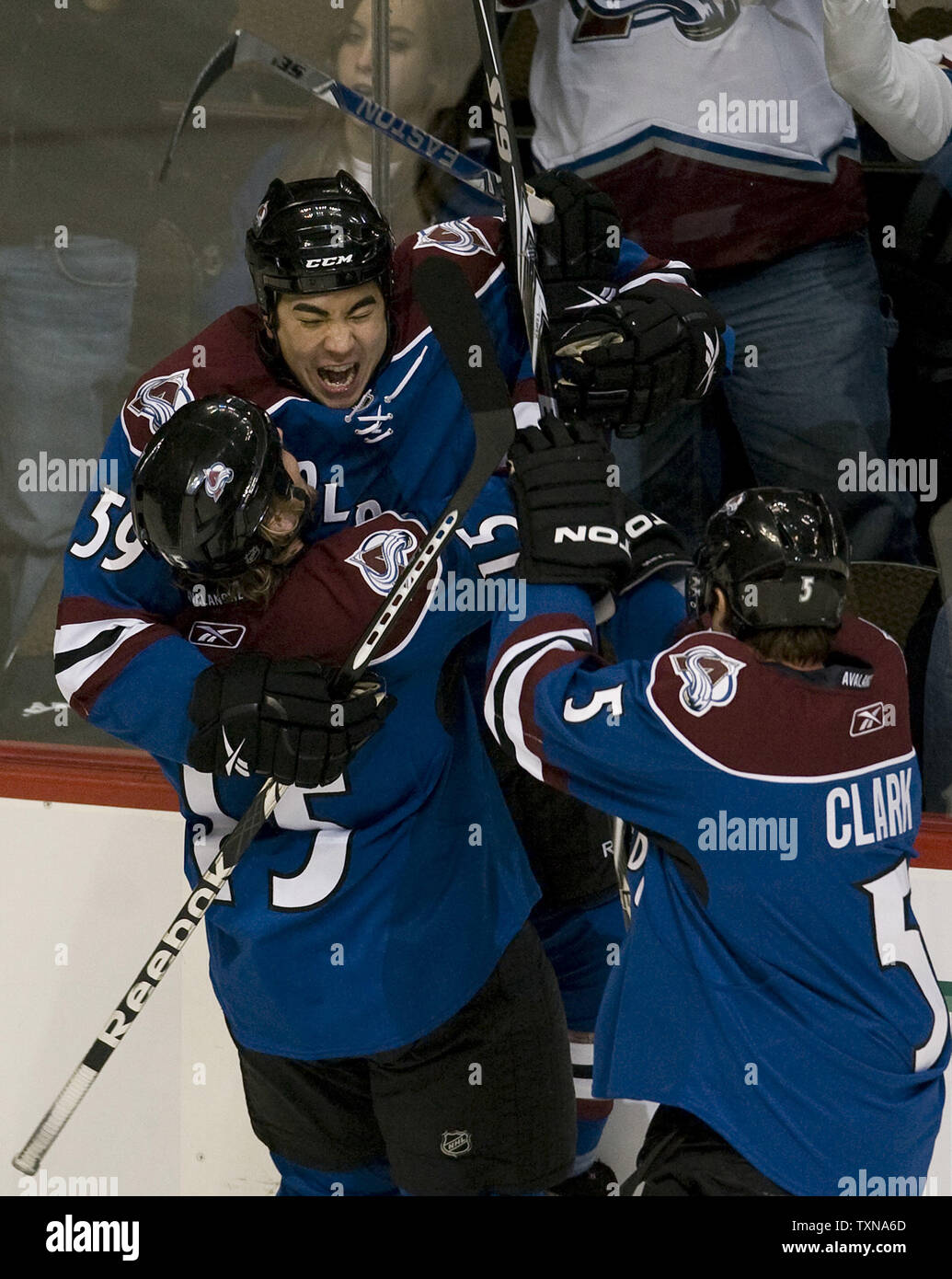 Colorado Avalanche aile droite Brandon Yip (59) célèbre son premier but avec ses coéquipiers Matt Hendricks (L0 et Brett Clark au cours de la première période contre les Ducks d'Anaheim au Pepsi Center de Denver le 22 décembre 2009. UPI/Gary C. Caskey... Banque D'Images