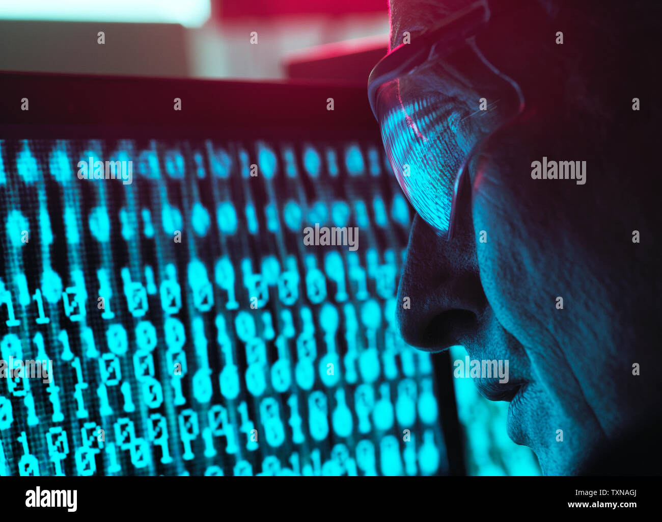 La cybersécurité, l'homme à la recherche à l'écran d'ordinateur qui est infecté par un virus Banque D'Images