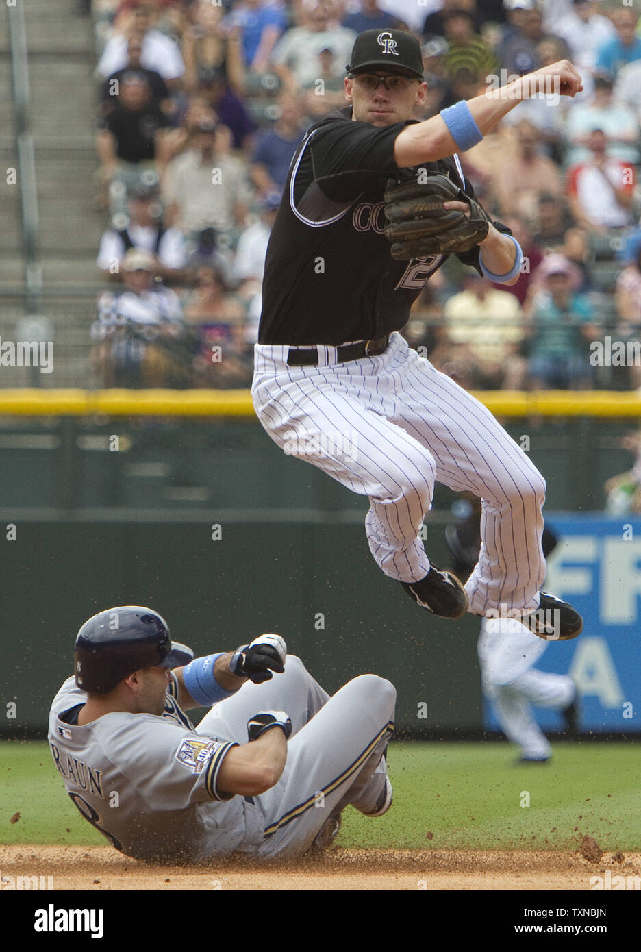 Le voltigeur des Milwaukee Brewers Ryan Braun (bas) brise la double play contre Colorado Rockies shortstop Clint Barmes durant la sixième manche à Coors Field le 20 juin 2010 à Denver. Milwaukee battre Colorado 6-1. UPI/Gary C. Caskey Banque D'Images