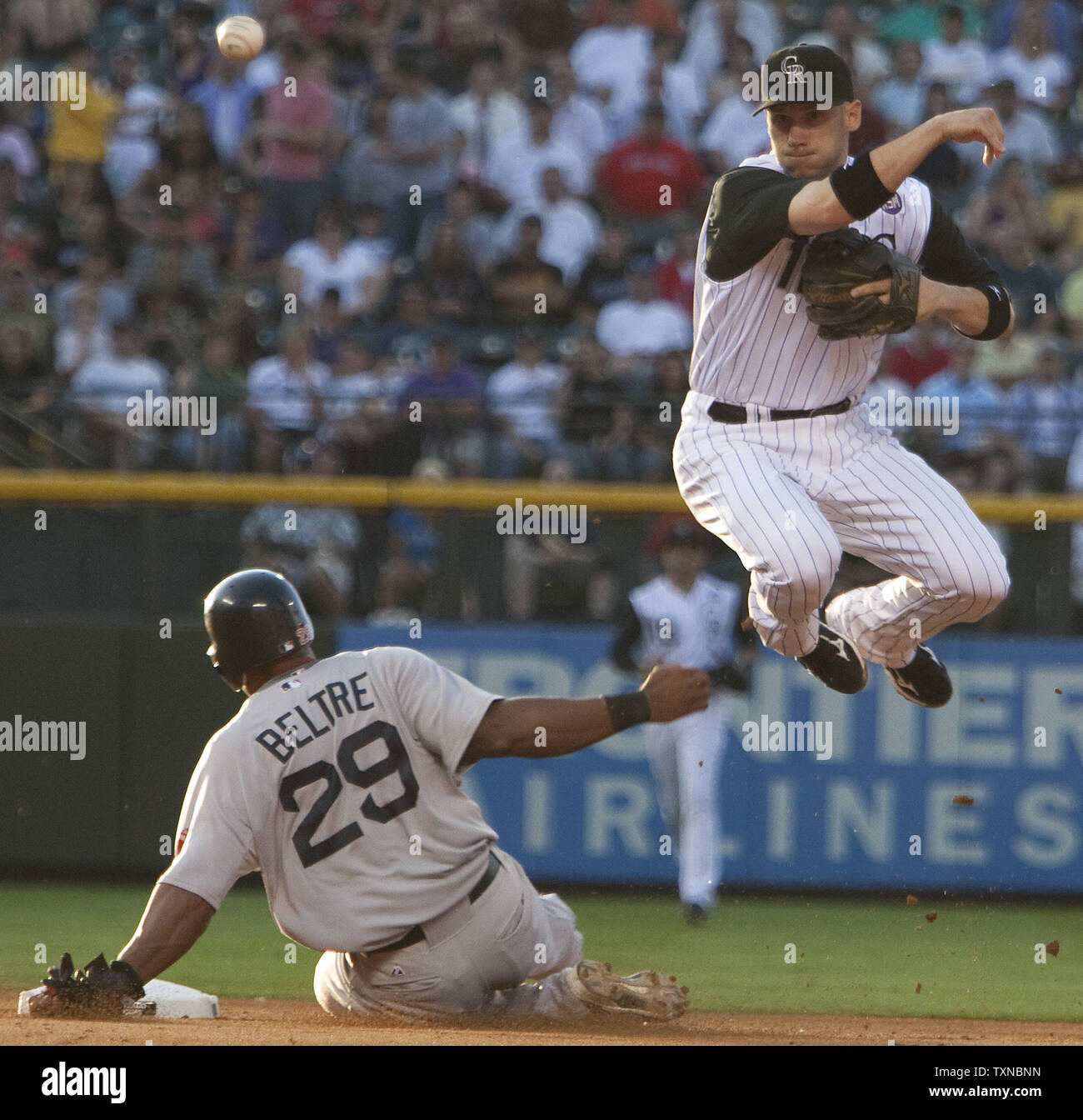 Colorado Rockies shortstop Clint Barmes (R) remplit un double jeu sur Boston rouge Sox de troisième but Adrian Beltre en quatrième manche lors d'un match à Coors Field interleague juin 2010 sur 222, à Denver. Colorado a battu Boston 2-1. UPI/Gary C. Caskey Banque D'Images