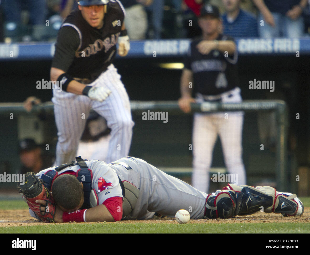 Colorado Rockies shortstop Clint Barmes (L) bouscule retour à la plaque tactile après une collision avec les Red Sox de Boston catcher Victor Martinez dans la quatrième manche lors d'un match à interleague Coors Field le 23 juin 2010 à Denver. Colorado a battu Boston 8-6. UPI/Gary C. Caskey Banque D'Images