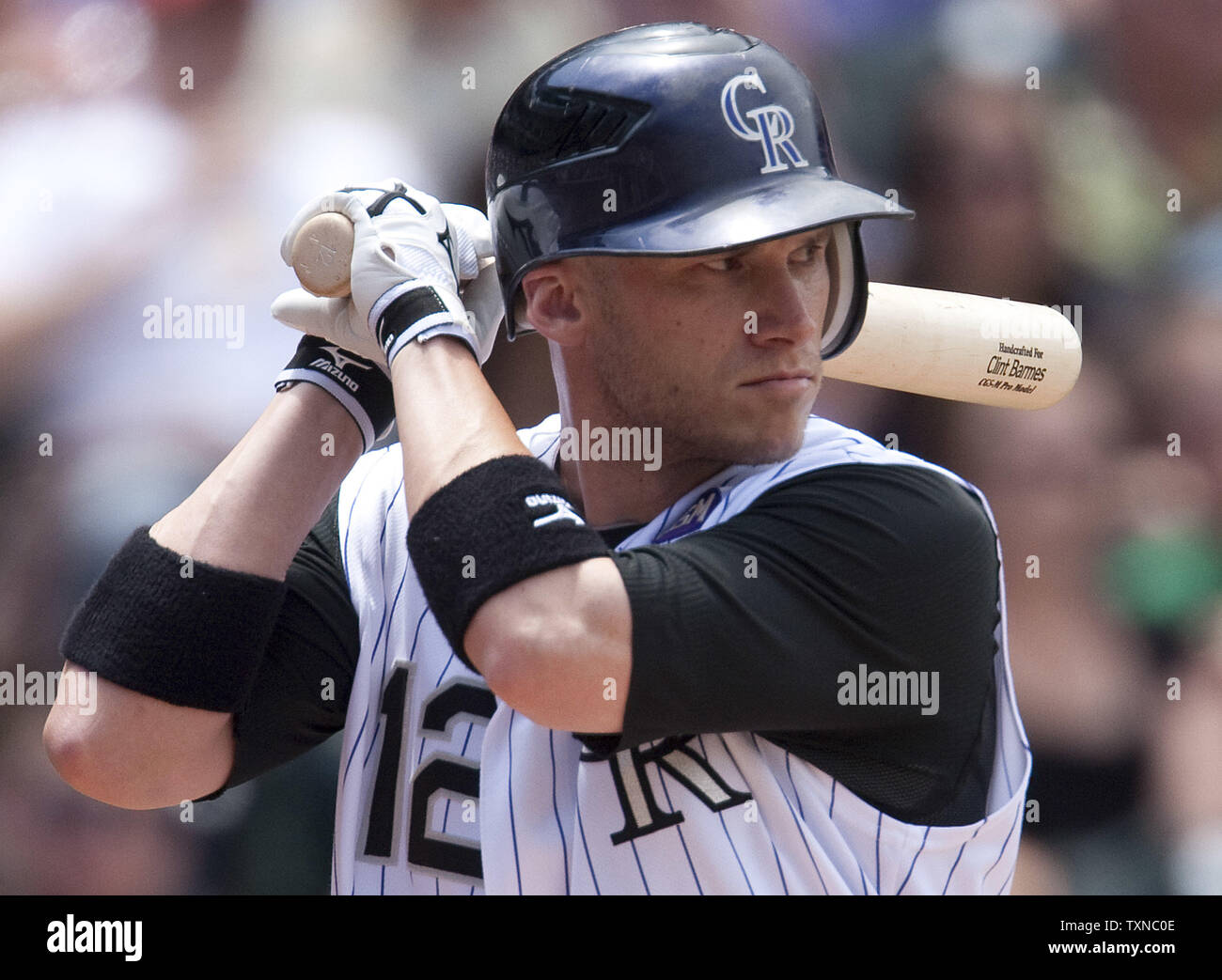 Colorado Rockies shortstop Clint Barmes attend sur un lancer contre les Giants de San Francisco à Coors Field le 4 juillet 2010 à Denver. UPI/Gary C. Caskey Banque D'Images