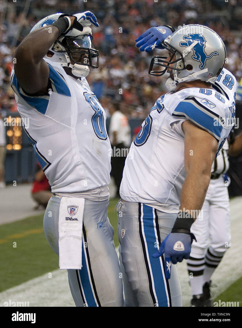 Detroit Lions receveur Calvin Johnson (L) et de la main l'extrémité Tony Scheffler échange Mile High salue après Johnson a marqué sur une passe de touché de 20 verges de réception pendant le premier trimestre contre les Broncos de Denver à l'Invesco Field at Mile High le 21 août 2010 à Denver. Scheffler est un ancien Broncos. serré/UPI Gary C. Caskey Banque D'Images