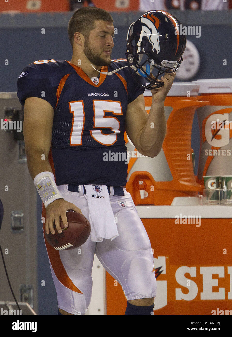 Denver Broncos choix de première ronde Tim Tebow met son casque sur la tête alors qu'il se prépare à entrer dans le jeu pour commencer le troisième trimestre contre le Pittsburgh Steelers chez Invesco Field at Mile High le 29 août 2010 à Denver. UPI/Gary C. Caskey Banque D'Images