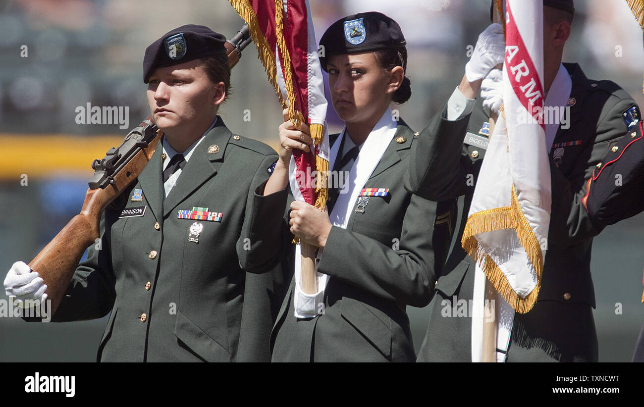 Un porte-drapeau de l'Armée de regards à vérifier son espacement avant l'hymne national est joué avant le Reds-Colorado jeu Cincinnati rocheuses à Coors Field le 2 septembre 2010 à Denver. Les Rouges mènent la NL division centrale. UPI/Gary C. Caskey Banque D'Images