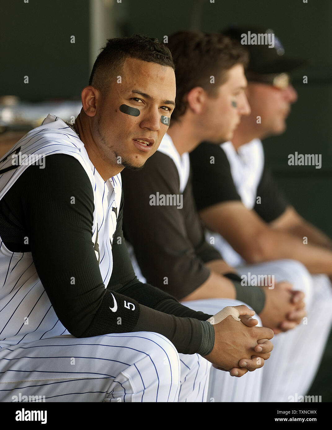 Le voltigeur des Rockies du Colorado et Ligue nationale moyenne au bâton chef Carlos Gonzalez est assis dans l'abri contre les Reds de Cincinnati à Coors Field le 2 septembre 2010 à Denver. Les Rouges mènent la NL division centrale. UPI/Gary C. Caskey Banque D'Images