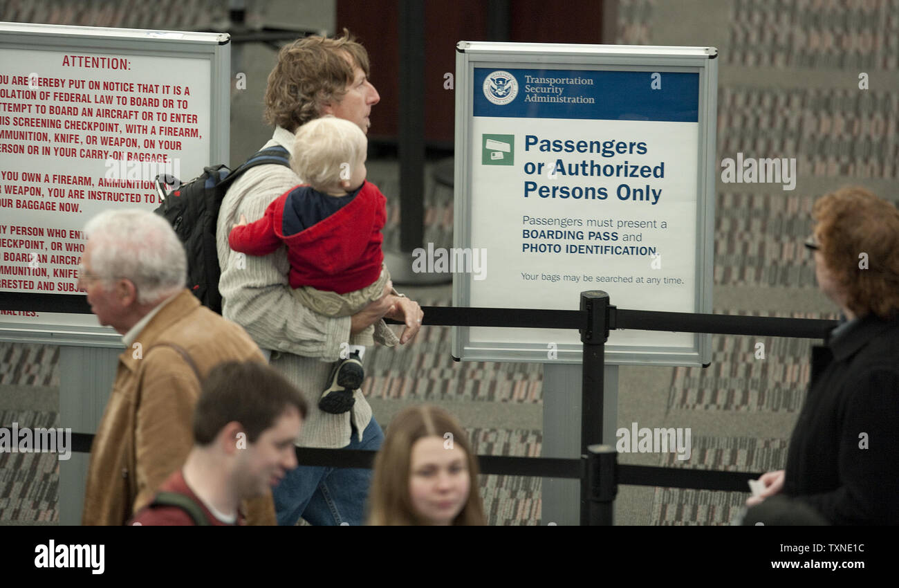 Les passagers au départ et commencer la ligne de sécurité maze avant de TSA (Transportation Security Administration) agents mener leurs procédures de recherche de sécurité à l'Aéroport International de Denver (DIA) le jour avant les vacances de la toussaint le 24 novembre 2010 à Denver. Les fonctionnaires s'attendent à ce que DIA un nombre record de passagers de passer par l'aéroport. Un passager de boycotter les scanners corporels ne semble pas se matérialiser à DIA. UPI/Gary C. Caskey Banque D'Images