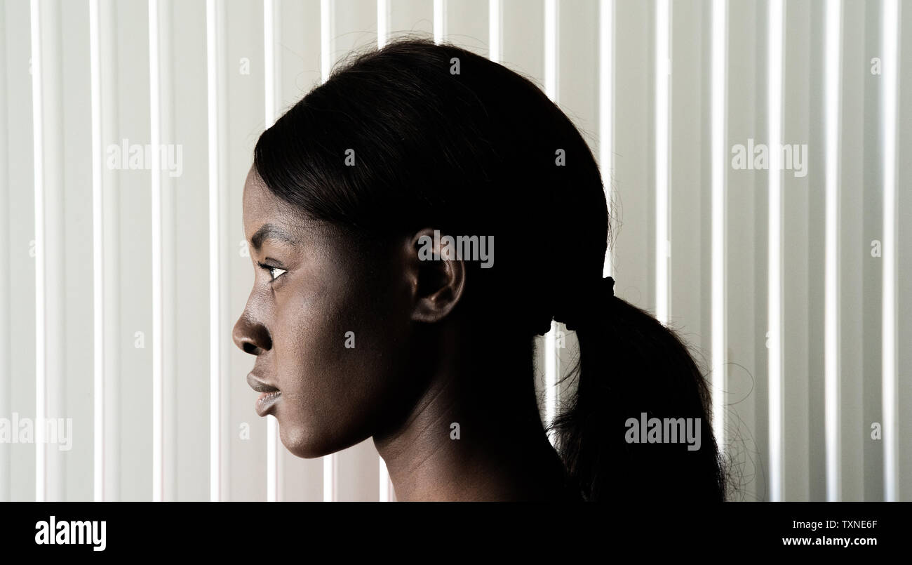 Jeune femme avec queue de tête, portrait de profil Banque D'Images