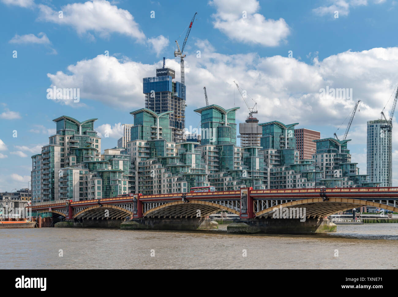 St George Wharf de cluster de hauteur moyenne et basse des blocs. À proximité de la tour, également connu sous le nom de Vauxhall Tower est appelée St George Wharf Tower. Banque D'Images