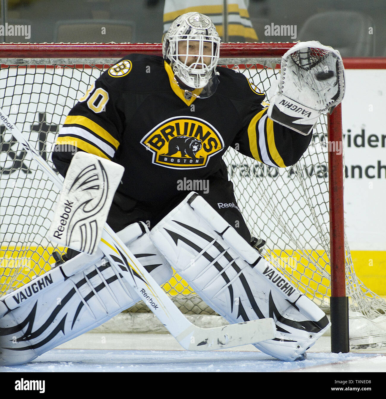 Le gardien des Bruins de Boston, Tim Thomas se réchauffe au Pepsi Center de Denver le 22 janvier 2011. UPI/Gary C. Caskey Banque D'Images