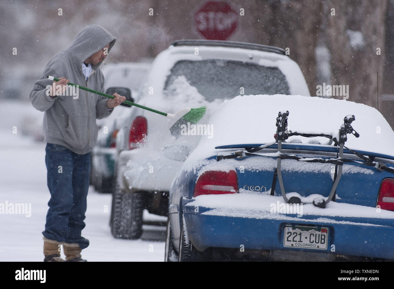 Les résidents trouvent leurs véhicules couverts de glace et de neige à la fin de la journée, pendant une tempête à Denver le 31 janvier 2011. La tempête devrait quitter jusqu'à sept pouces de neige avec des températures au-dessous de zéro. UPI/Gary C. Caskey Banque D'Images