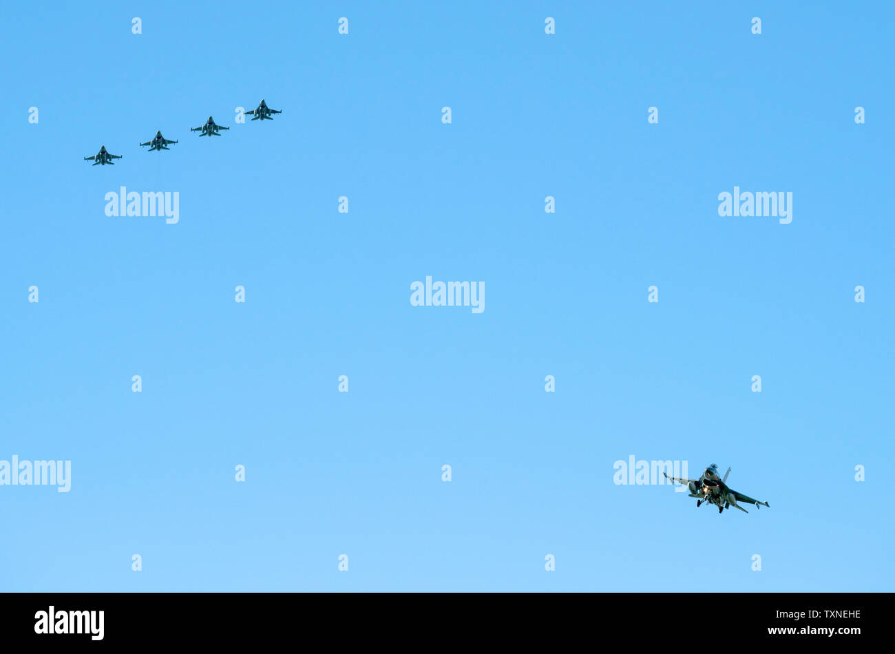 Les avions de chasse F-16 prenant part à l'exercice OTAN drapeau de Frise, low angle contre le ciel bleu, Pays-Bas Banque D'Images