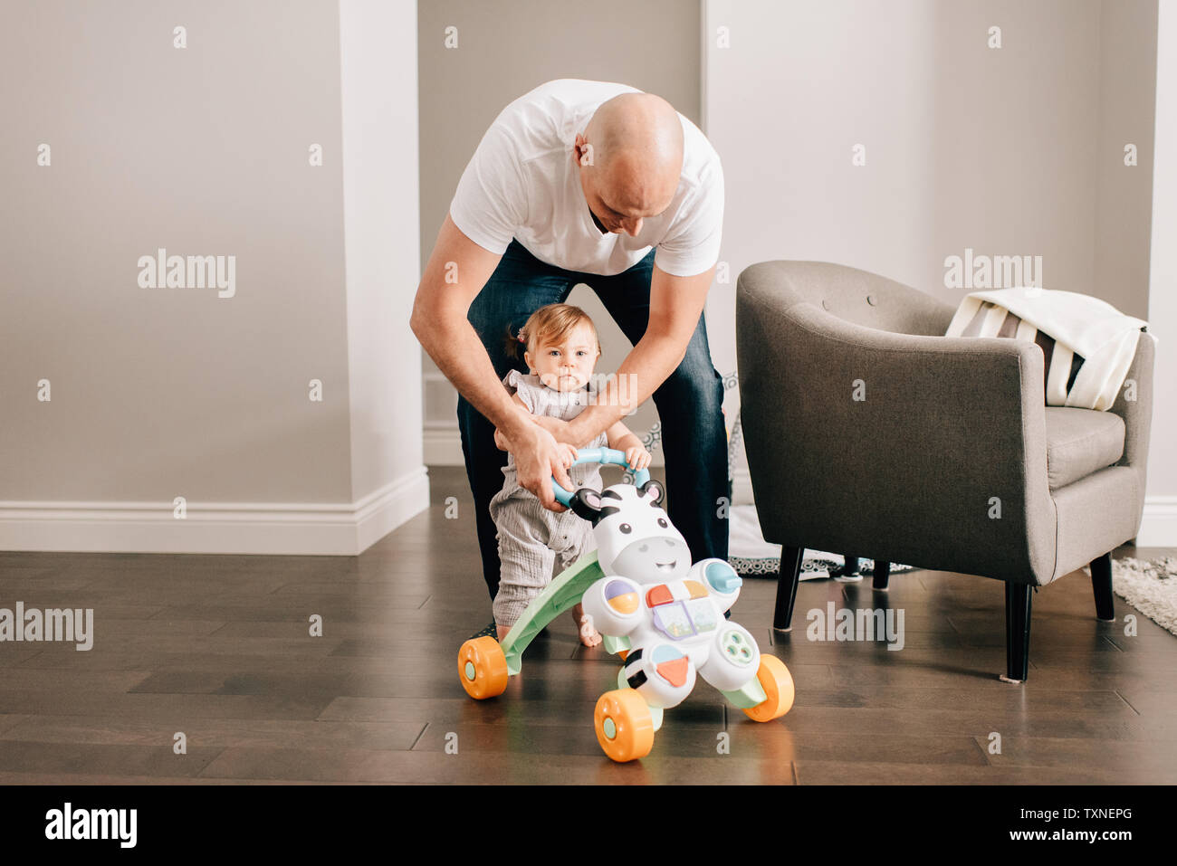 Père jouant avec sa petite fille dans la salle de séjour, portrait Banque D'Images