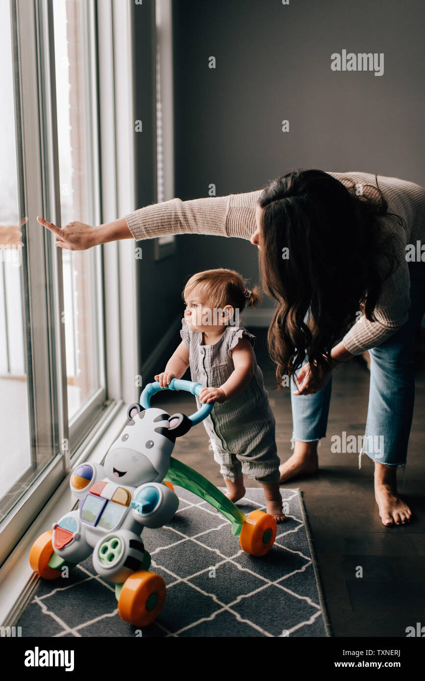 Mère avec sa petite fille à l'intermédiaire de porte patio Banque D'Images