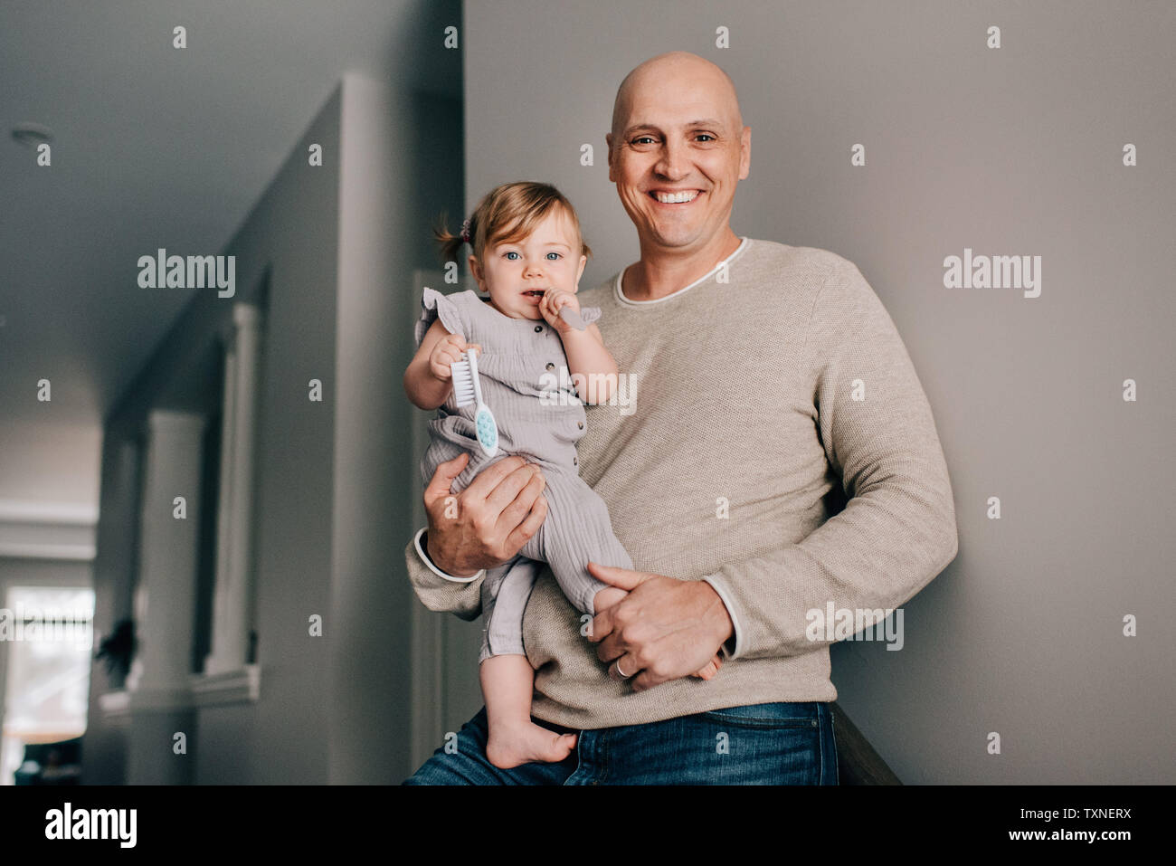 Father carrying baby fille dans le couloir, portrait Banque D'Images