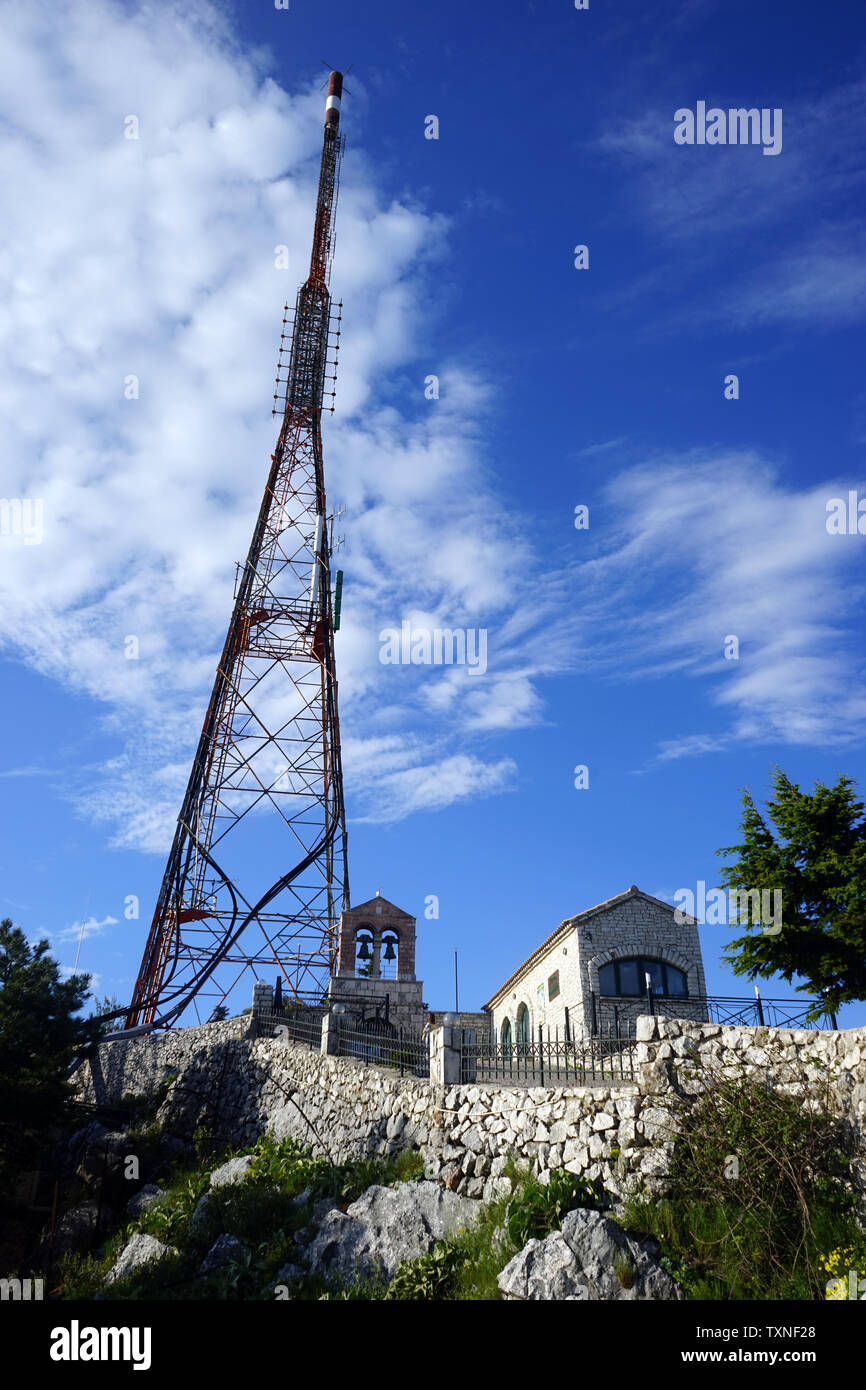 Antenne et monastère le haut de Pantakrator monter dans l'île de Corfou, Grèce Banque D'Images