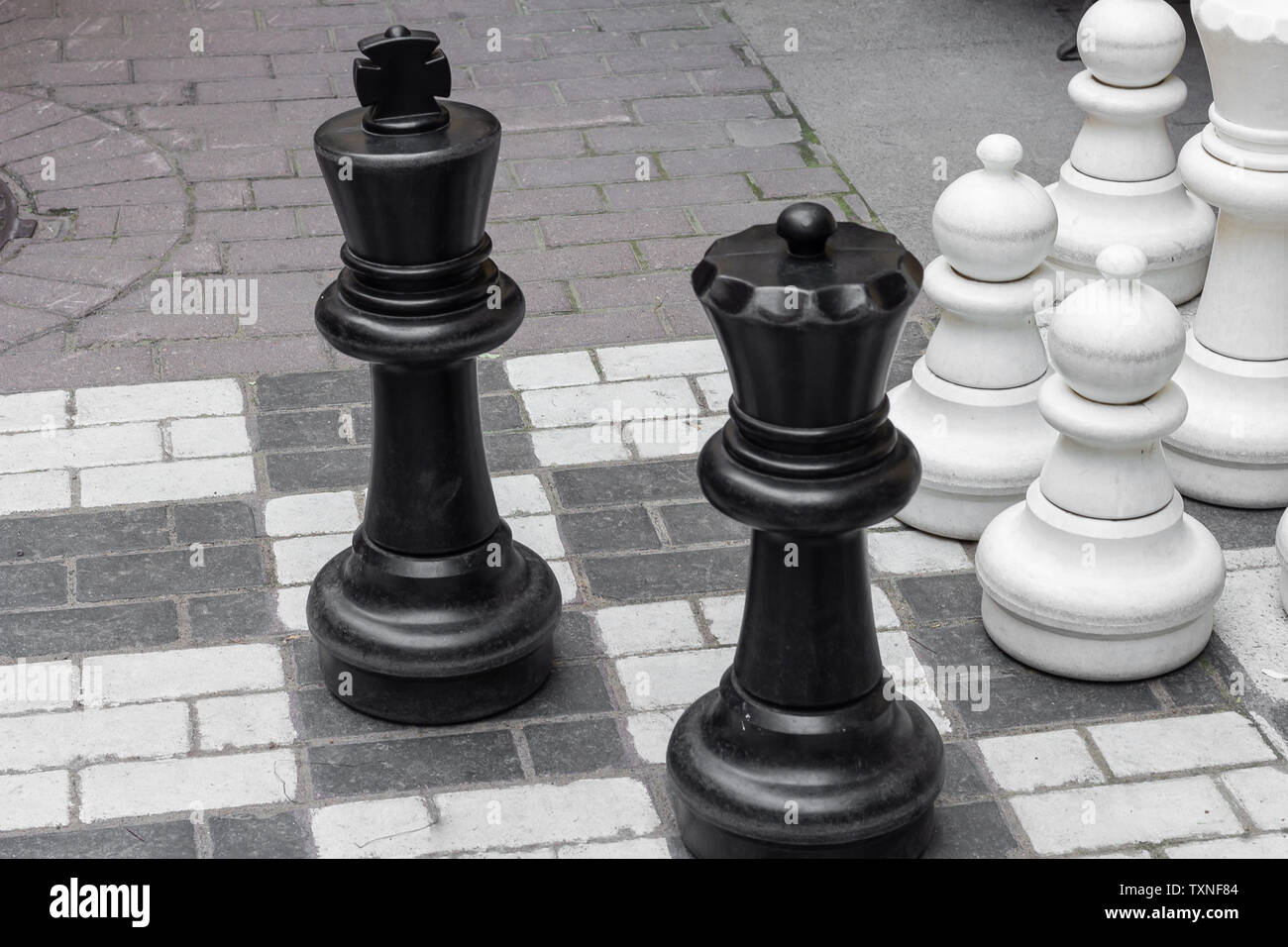 Pièces des échecs grand jeu d'asphalte Banque D'Images