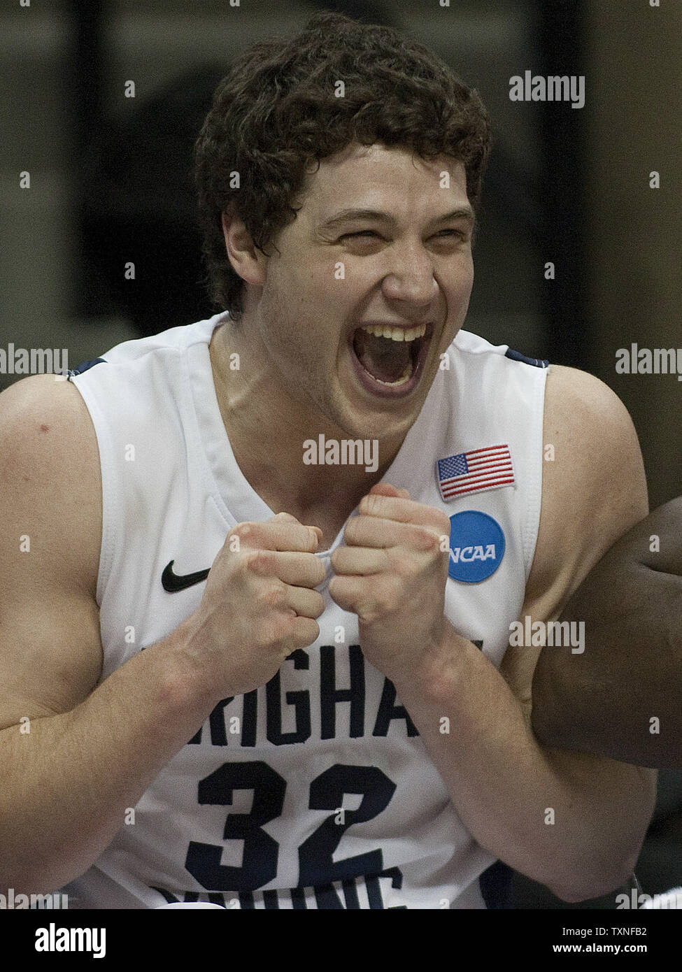 L'Université Brigham Young guard Jimmer Fredette célèbre au troisième tour du Sud-Est de la NCAA à la régionale du Pepsi Center de Denver le 19 mars 2011. Fredette a été nommé le John R. Wooden award winner comme joueur de basket-ball du collège de l'année. UPI/Gary C. Caskey Banque D'Images