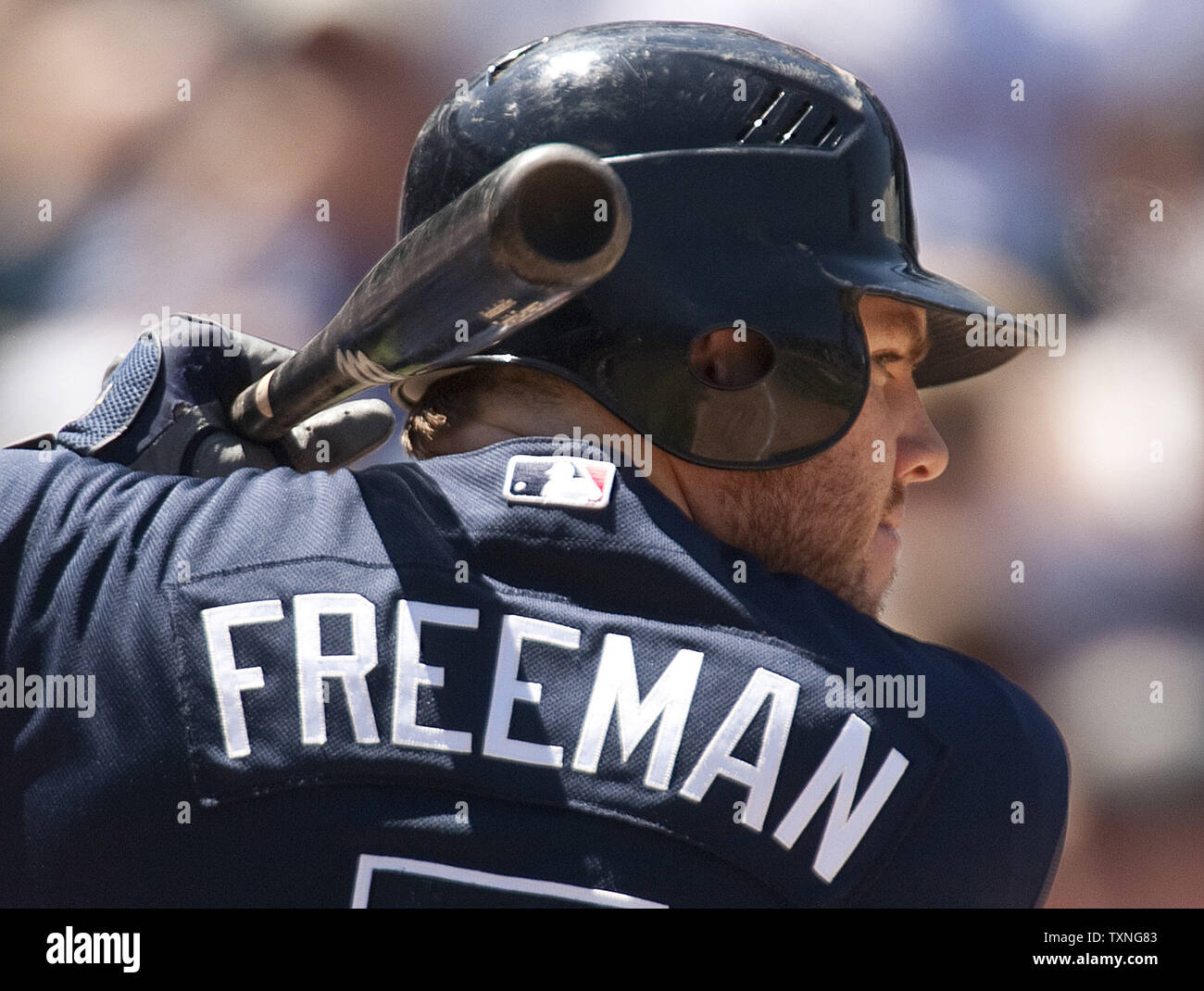 Le joueur de premier but des Atlanta Braves Freddie Freeman chauves-souris contre les Rockies du Colorado, frapper un coup de circuit en solo dans la cinquième manche au Coors Field de Denver le 21 juillet 2011. Atlanta est titulaire d'un jeu de cinq laisse dans la Ligue nationale de course éliminatoire wild card. UPI/Gary C. Caskey Banque D'Images