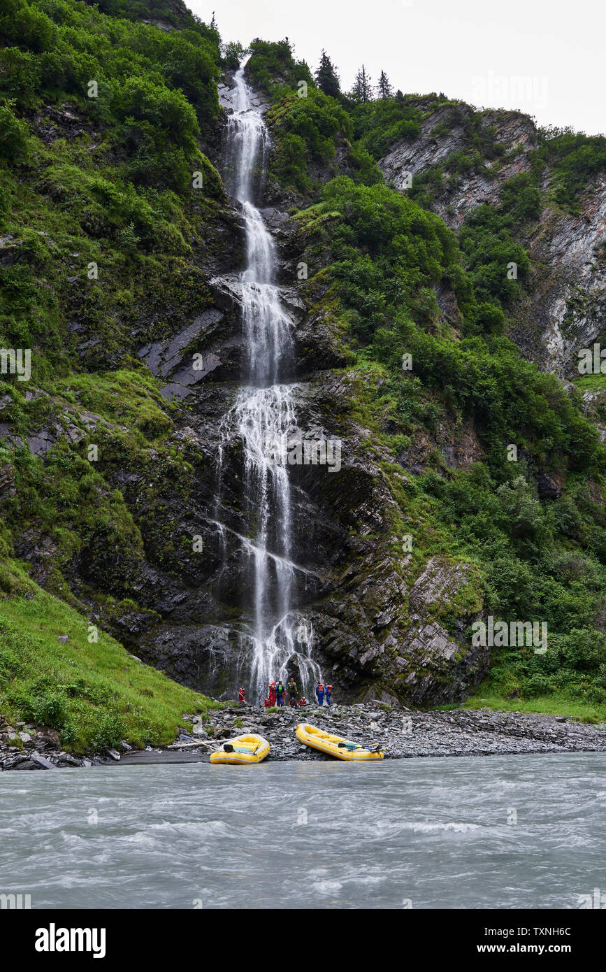 Groupe de touristes d'aventure à la cascade en montagne sur les bords de la rivière, Valdez, Alaska, USA Banque D'Images