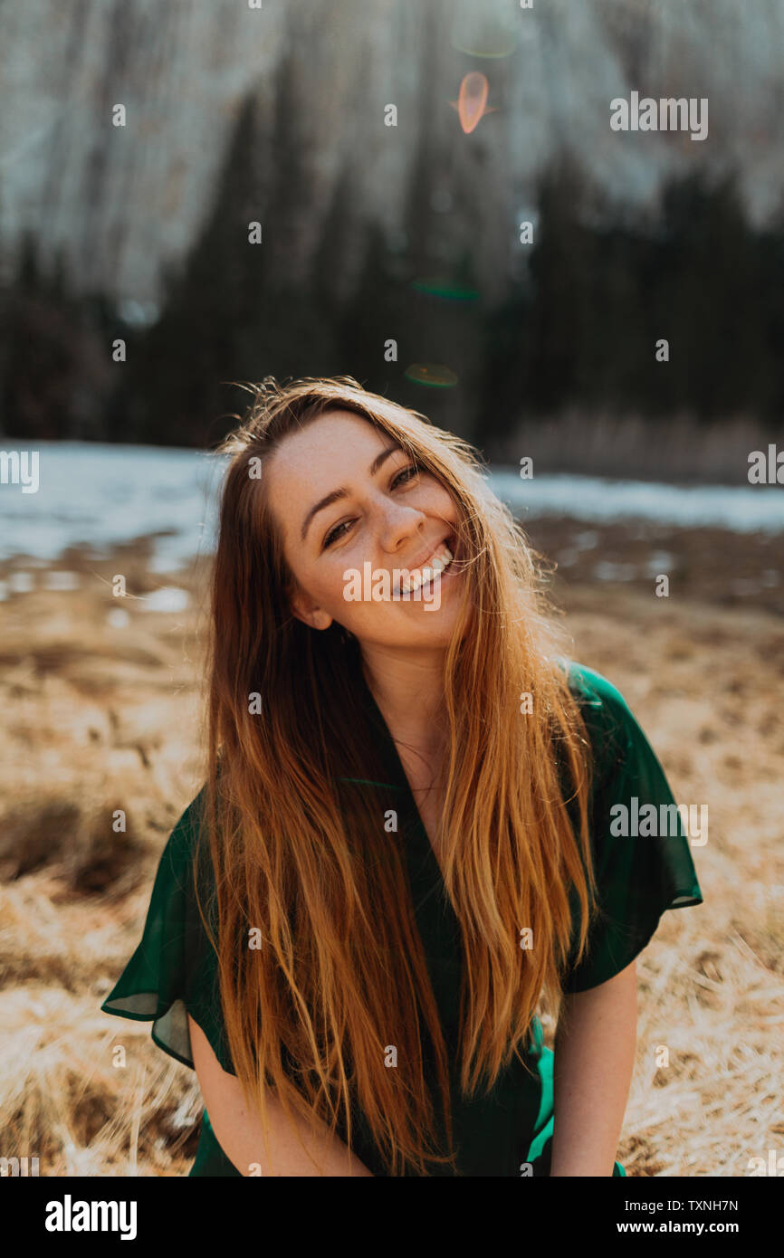 Jeune femme longs cheveux bruns par river, portrait, Yosemite Village, California, USA Banque D'Images