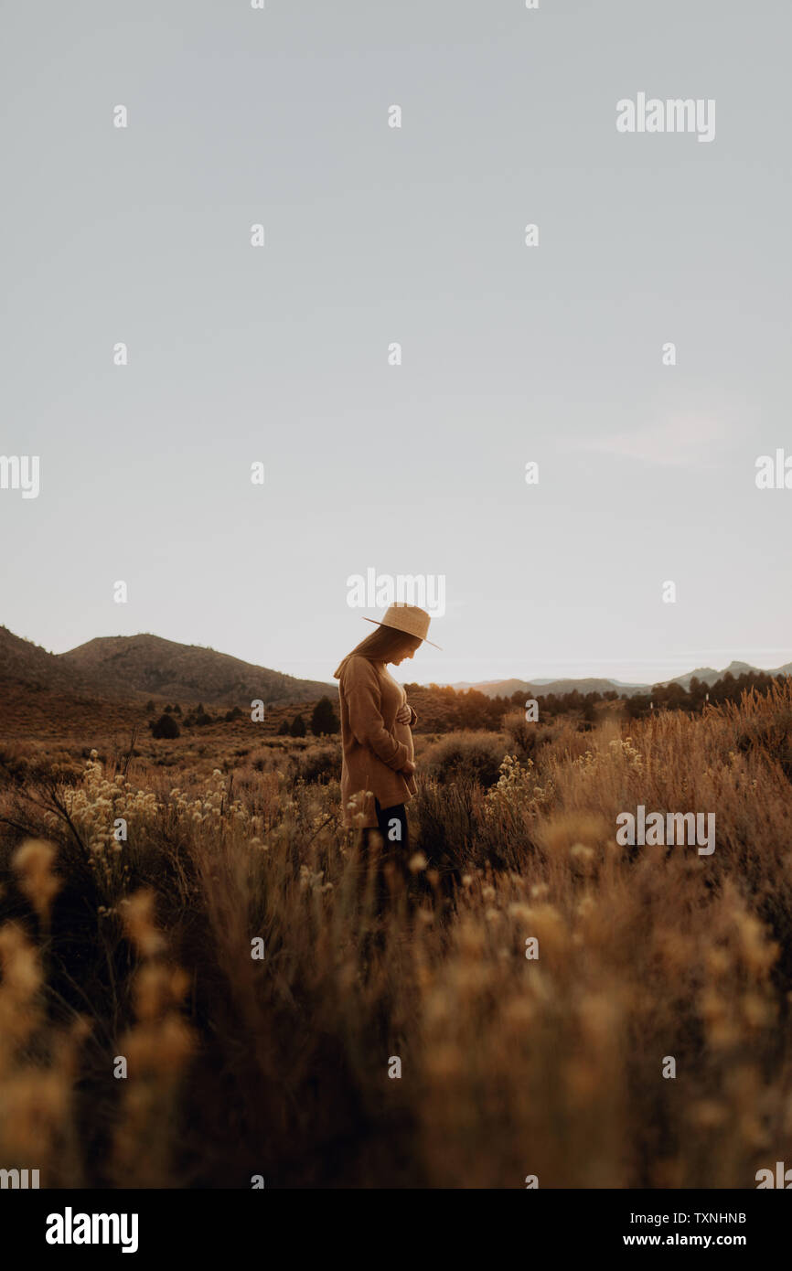 Femme dans paysage de champ, Kennedy Meadows, California, US Banque D'Images