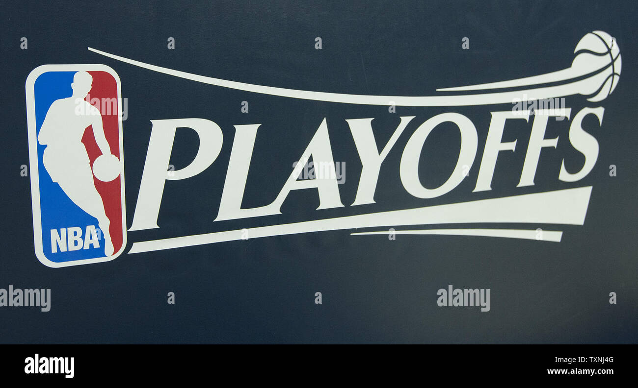Les finales de NBA logo se détache sur le panier support avant la mousse finales de NBA first round match trois au Pepsi Center de Denver, le 4 mai 2012. UPI/Gary C. Caskey Banque D'Images