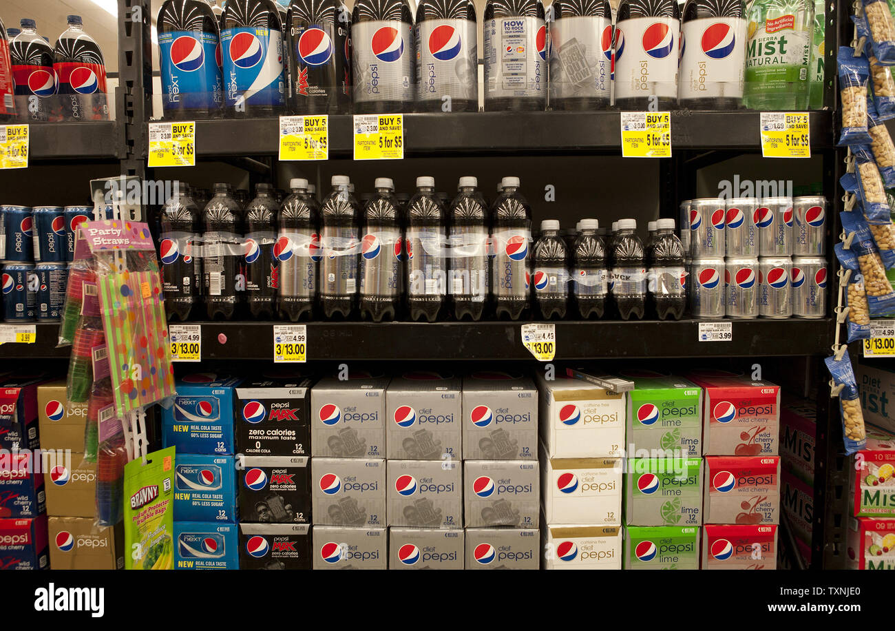 Pepsi en bouteilles, cannettes, six packs, et 12 packs de shoppers achat attendent au King Soopers supermarché à Lakewood, Colorado le 6 juin 2012. UPI/Gary C. Caskey Banque D'Images
