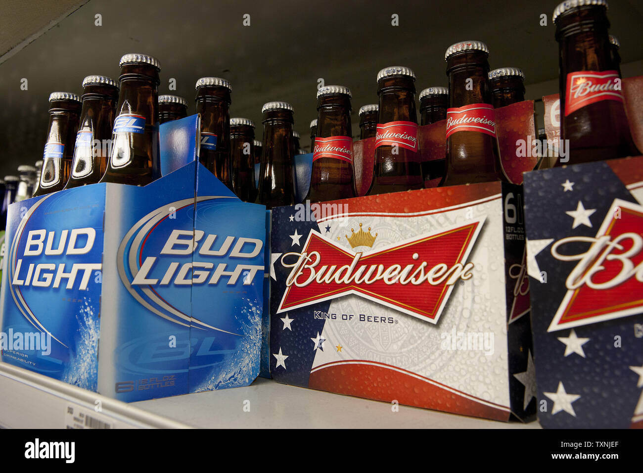 Six jeux de Bud Light et Budweiser affiché sur des étagères au King Soopers supermarché à Lakewood, Colorado Le 20 juin 2012. UPI/Gary C. Caskey Banque D'Images