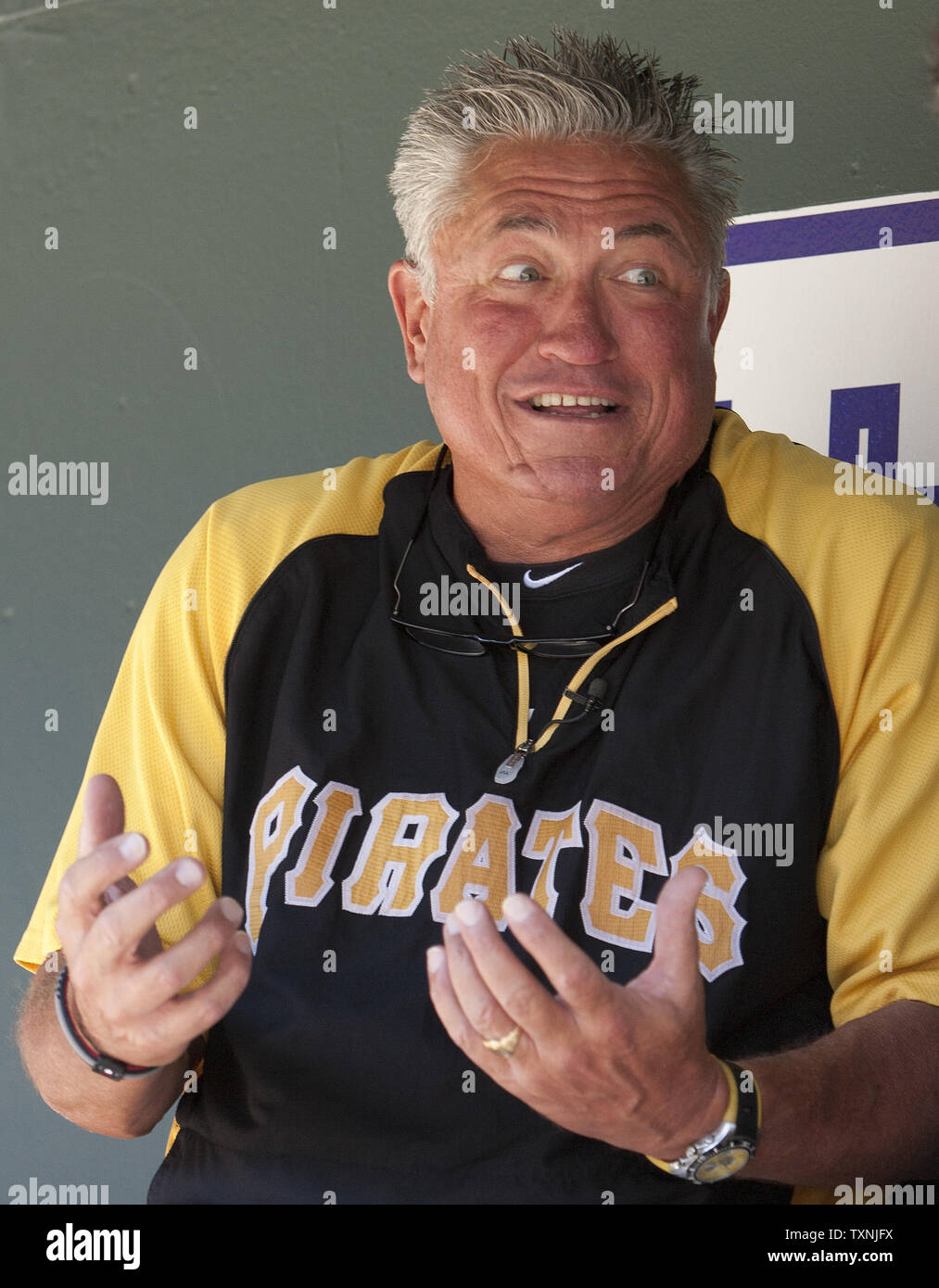 Un dessin animé de Pittsburgh Pirates manager Clint Hurdle gestes pendant une entrevue à l'abri des visiteurs au Coors Field de Denver le 18 juillet 2012. UPI/Gary C. Caskey Banque D'Images