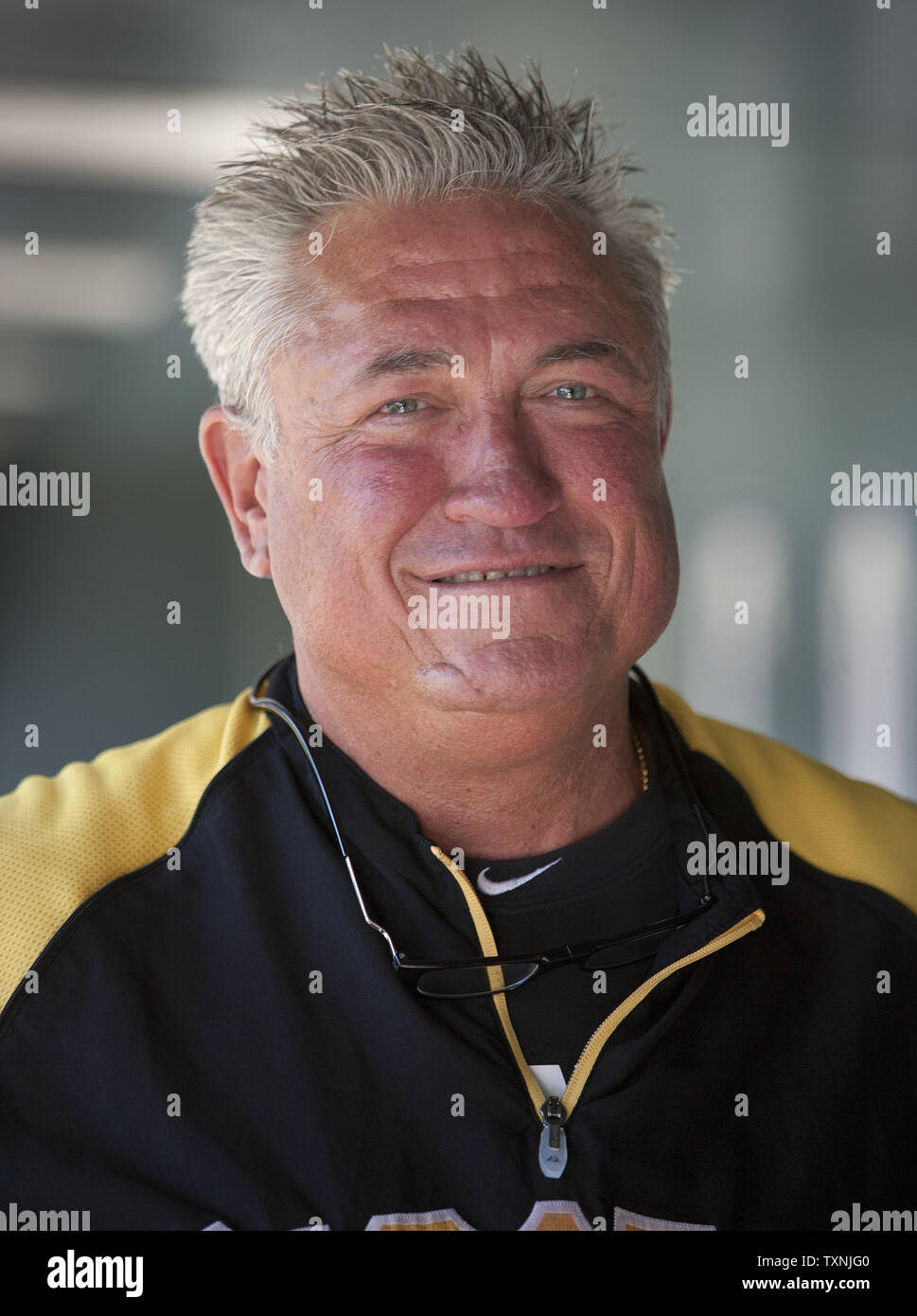 Ancien Colorado Rockies manager et manager des Pirates de Pittsburgh actuelle Clint Hurdle termine une interview dans l'étang du visiteur au Coors Field de Denver le 18 juillet 2012. UPI/Gary C. Caskey Banque D'Images