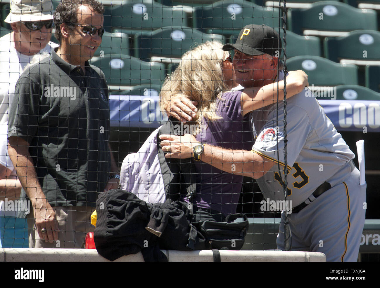 Manager des Pirates de Pittsburgh, Clint Hurdle étreignant un(e) ami(e) avant le début de la série les finales contre les Rockies du Colorado au Coors Field de Denver le 18 juillet 2012. UPI/Gary C. Caskey Banque D'Images