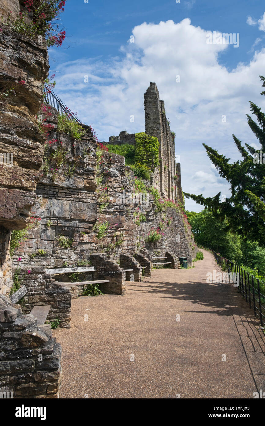 Les murs du château de Richmond et le château à pied sentier au-dessus de la rivière Swale dans dans le Yorkshire Dale pays Yorkshire du Nord Banque D'Images