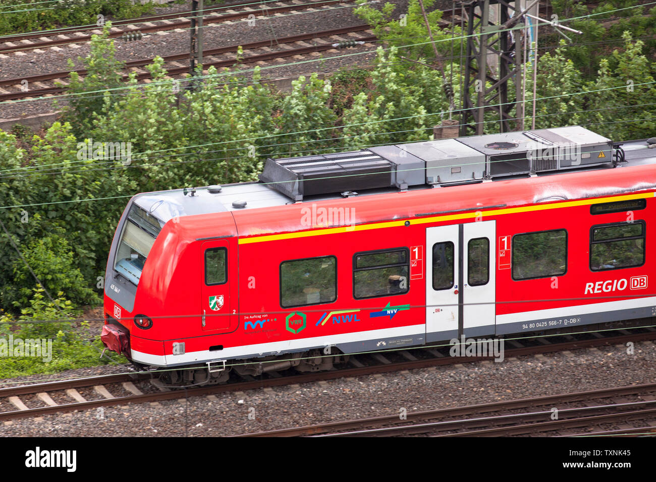 Local train Regionalbahn dans le quartier Deutz, Cologne, Allemagne. Regionallbahn im Stadtteil Deutz, Koeln, Deutschland. Banque D'Images
