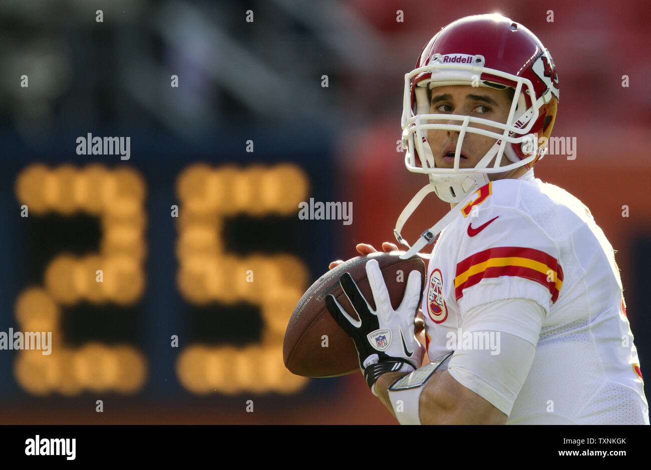 Kansas City Chiefs quarterback Brady Quinn se réchauffe avant le dernier match de saison régulière contre les Broncos de Denver à Sports Authority Field at Mile High le 30 décembre 2012 à Denver. Denver remporte l'AFC numéro un s'ils vaincre les chefs. UPI/Gary C. Caskey Banque D'Images