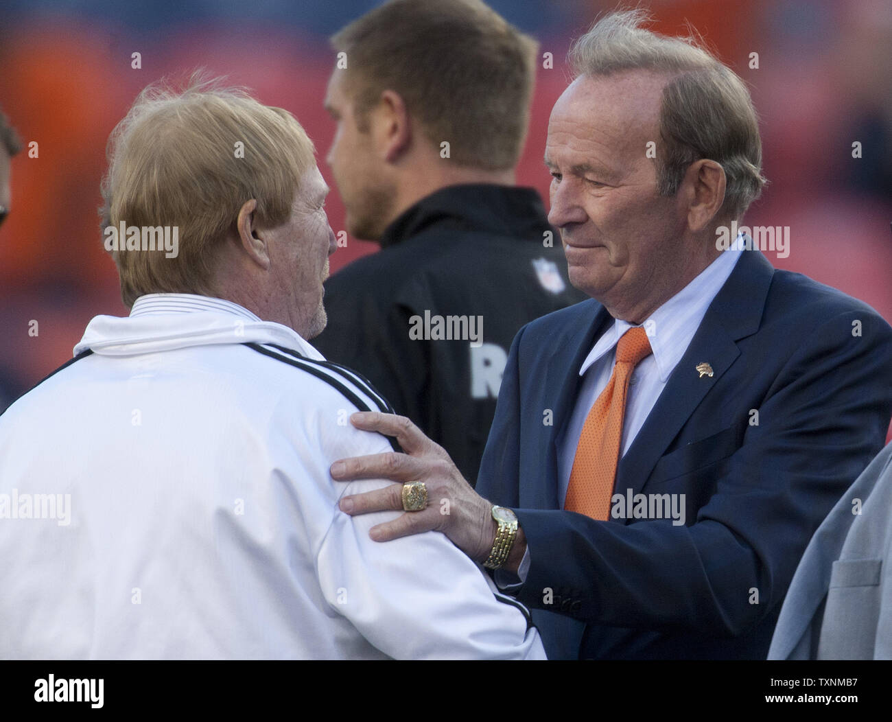 Denver Broncos propriétaire Pat Bowlen (R) accueille Oakland Raiders propriétaire Mark Davis, au milieu à Sports Authority Field at Mile High à Denver le 23 septembre 2013. Les hôtes Denver AFC divisional rival Oakland pour Monday Night Football. UPI/Gary C. Caskey Banque D'Images