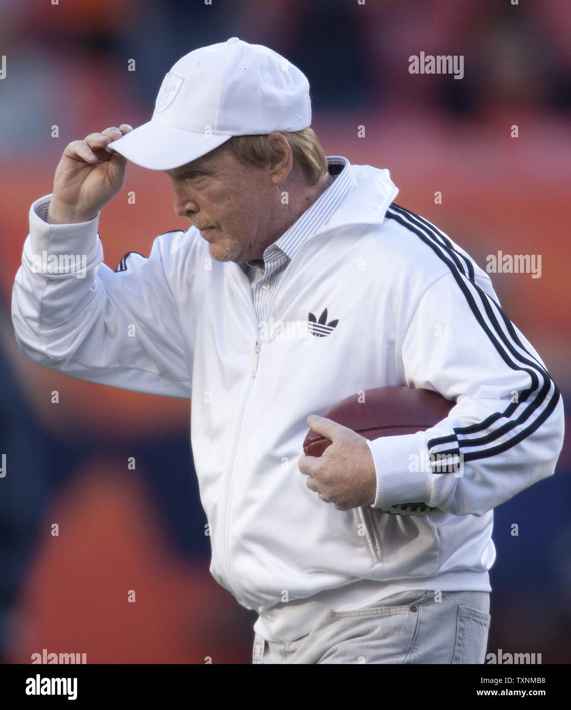 Oakland Raiders propriétaire Mark Davis revient à l'écart après avoir salué Denver Broncos propriétaire Pat Bowlen à Sports Authority Field at Mile High à Denver le 23 septembre 2013. Les hôtes Denver AFC divisional rival Oakland pour Monday Night Football. UPI/Gary C. Caskey Banque D'Images