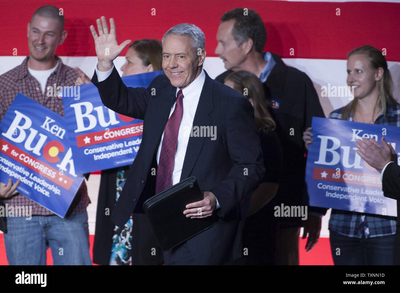 Membre du Congrès nouvellement élu Ken Buck républicaine aux partisans des vagues à l'élection du Parti républicain du Colorado Night party à Greenwood Village, Colorado, le 4 novembre 2014. UPI/Gary C. Caskey Banque D'Images