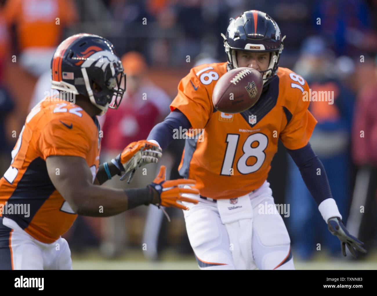 Denver Broncos quarterback Peyton Manning laterals pour utiliser de nouveau C.J. Anderson au deuxième trimestre contre les New England Patriots au cours de l'AFC Championnat match à Sport Authority Field at Mile High à Denver le 24 janvier 2016. Photo par Gary C. Caskey/UPI Banque D'Images