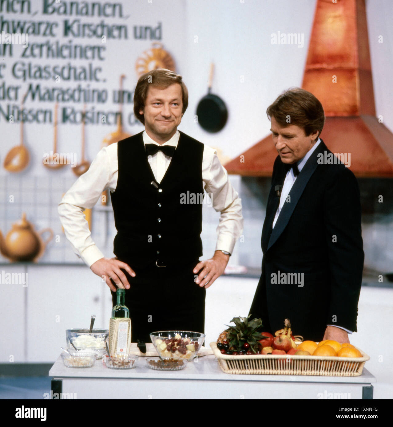 Günther Schramm, deutscher Acteurs et actrices, Hörspielsprecher Synchronsprecher Fernsehmoderator,,, Kabarettist Sänger und in der ZDF Show 'Erkennen Sie die Melodie" Gastkoch Inzinger mit Max, Deutschland ca. 1980er. Günther Schramm, acteur allemand, le président de la radio, doublage artiste, présentateur de télévision, artiste de cabaret et chanteuse dans le spectacle 'ZDF Erkennen Sie die Melodie" Inzinger avec guest Max Cook, de l'Allemagne ca. Des années 1980. Banque D'Images