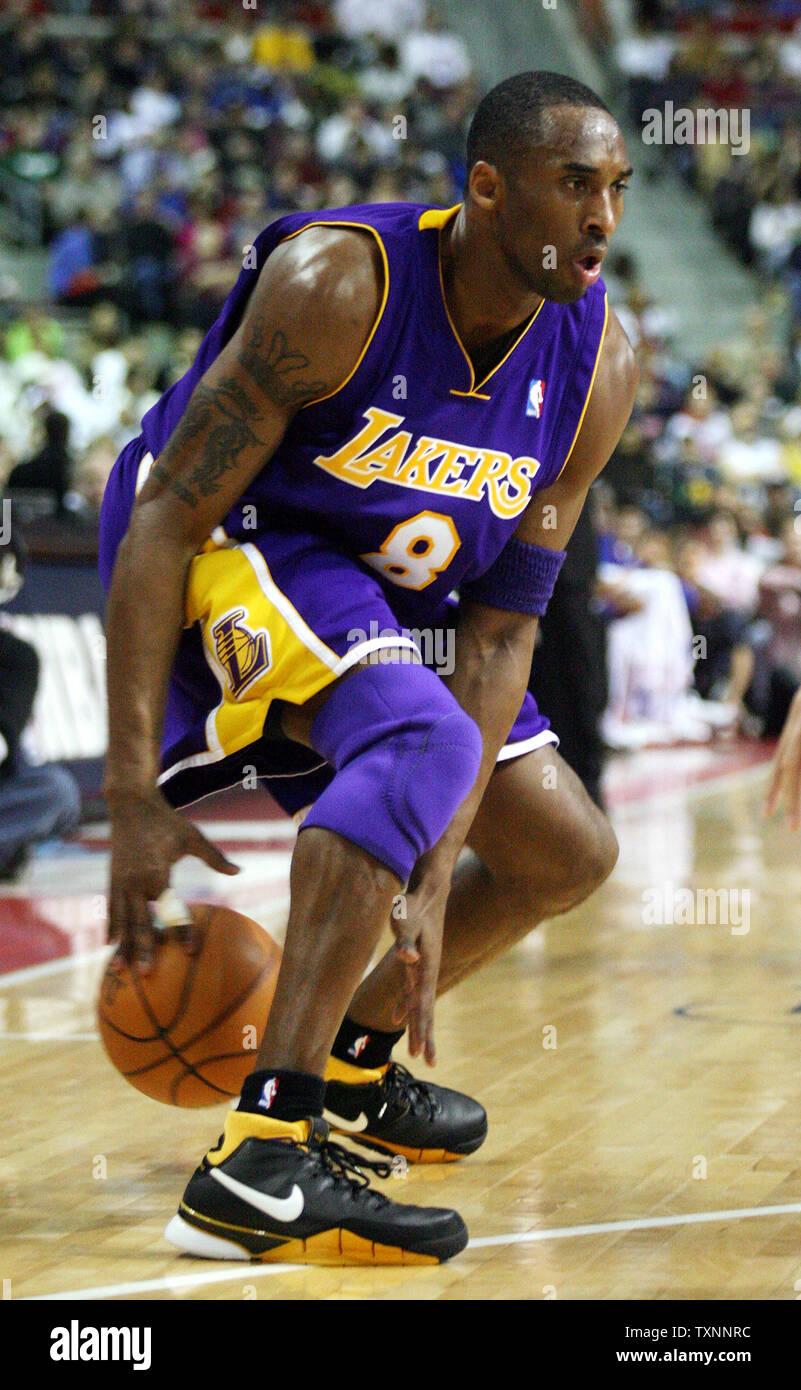 Los Angeles Lakers Kobe Bryant (8) dribble le ballon entre ses jambes au premier trimestre contre les Detroit Pistons au Palace of Auburn Hills de Auburn, MI Le 29 janvier 2006. (Photo d'UPI/Scott R. Galvin) Banque D'Images