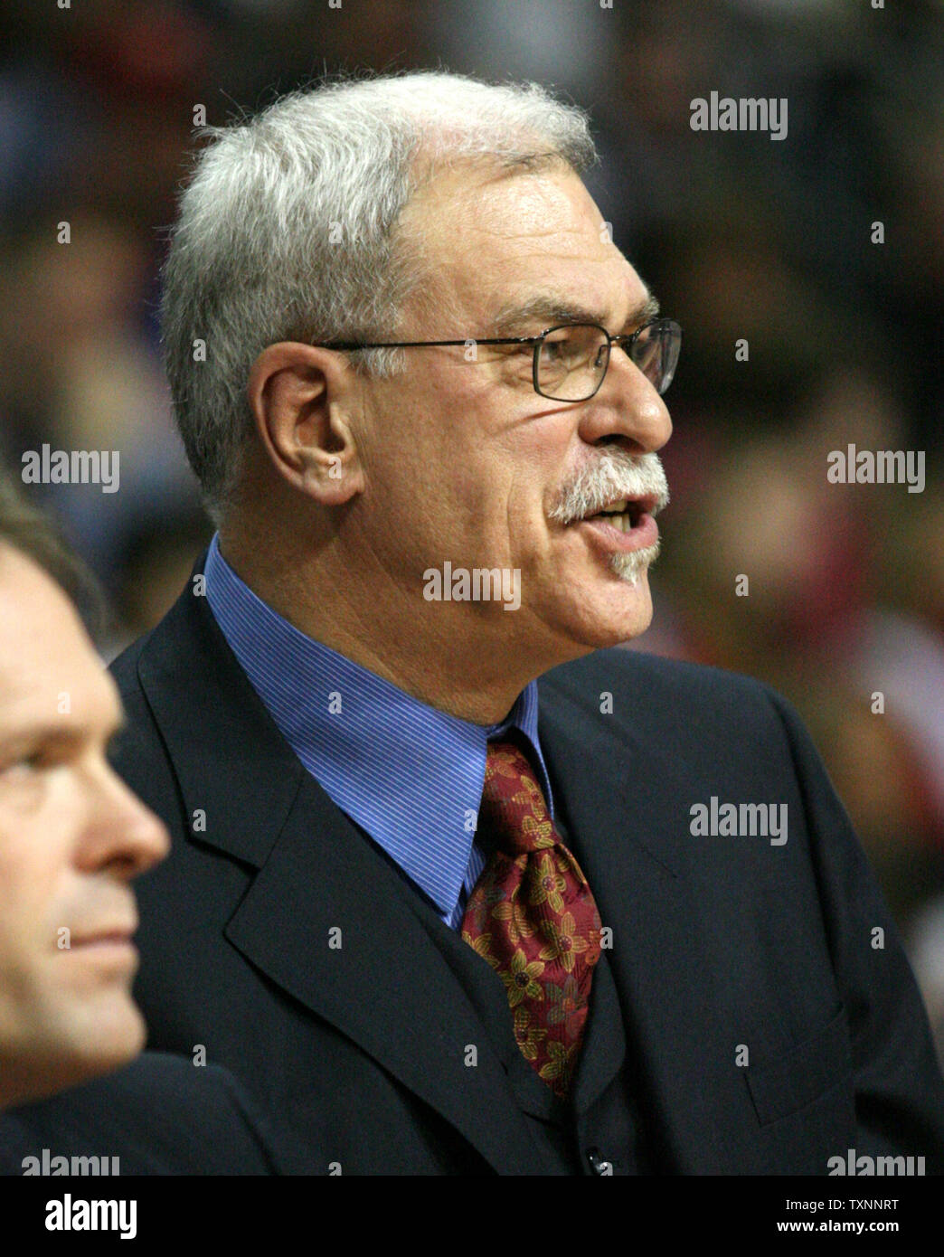 Los Angeles Lakers Phil Jackson, entraîneur-chef hurle après les arbitres au cours du deuxième trimestre contre les Detroit Pistons au Palace of Auburn Hills de Auburn, MI Le 29 janvier 2006. Les Pistons a battu les Lakers 102-93. (Photo d'UPI/Scott R. Galvin) Banque D'Images