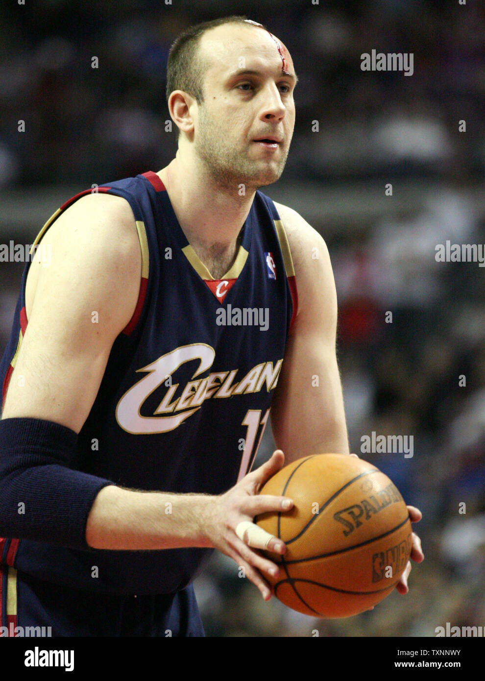 Centre Zydrunas Ilgauskas Cleveland Cavaliers (11) s'aligne d'un coup franc tiré comme les gouttes de sang sur son front après avoir donné un coup de coude dans la tête au premier trimestre au Palace of Auburn Hills de Auburn Hills, MI, le 26 février 2006. Les Pistons défait les cavaliers 90-78. (Photo d'UPI/Scott R. Galvin) Banque D'Images