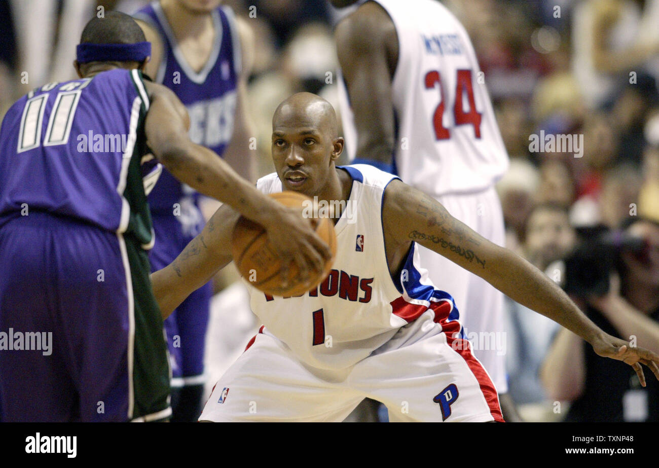 Garde Chauncey Billups Detroit Pistons (1) gardiens Milwaukee Bucks guard T.J. Ford dans le quatrième trimestre du Palace of Auburn Hills de Auburn Hills, MI, le 26 avril 2006. Les Pistons défait les Bucks 109-98. (Photo d'UPI/Scott R. Galvin) Banque D'Images