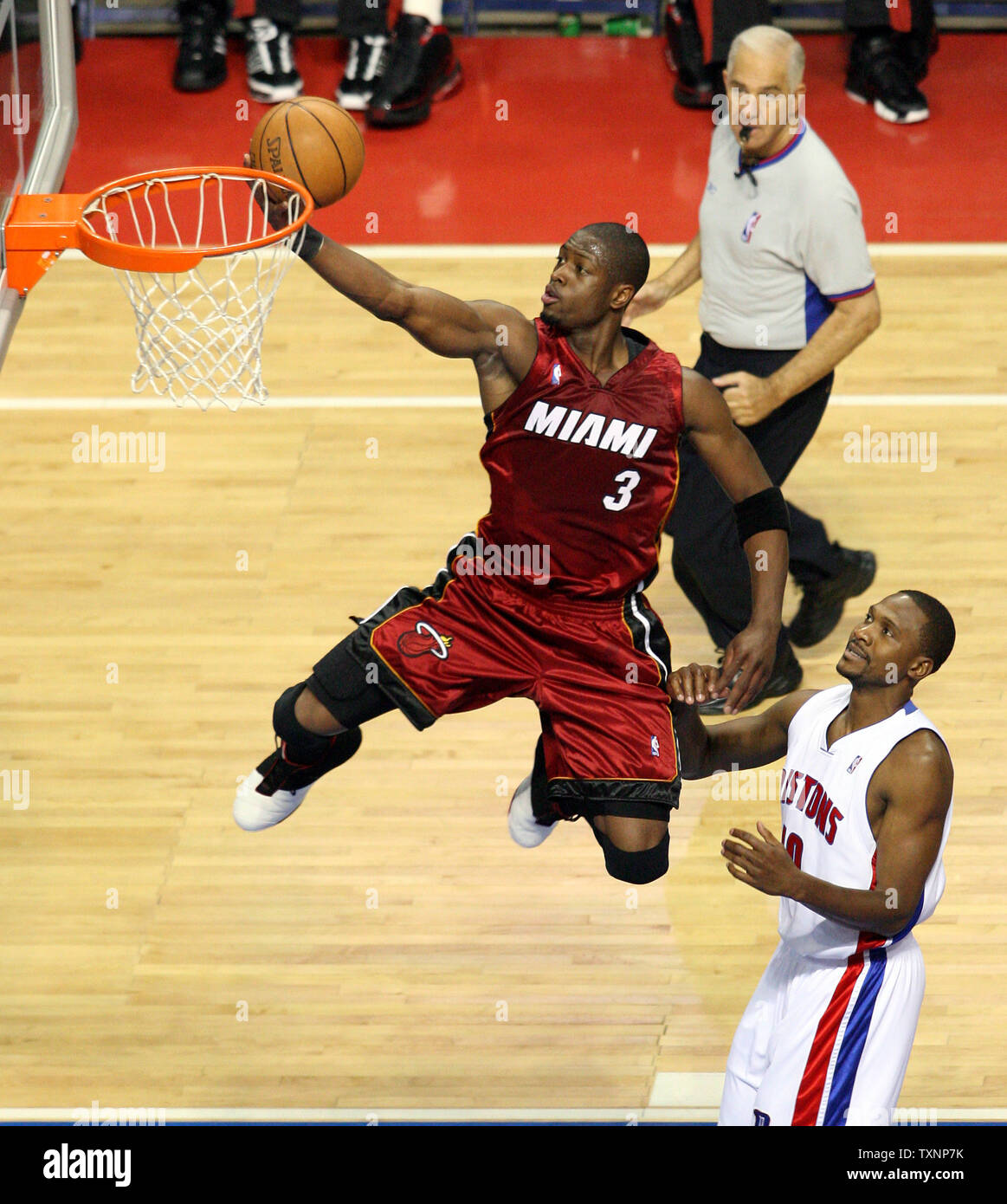 Miami Heat guard Dwyane Wade (3) monte au panier cours des Detroit Pistons guard Lindsey Hunter au premier trimestre au Palace of Auburn Hills de Auburn Hills, MI, le 21 mai 2006. La chaleur a défait les pistons 91-86 pour gagner le premier match de la finale de conférence de l'Est. (Photo d'UPI/Scott R. Galvin) Banque D'Images