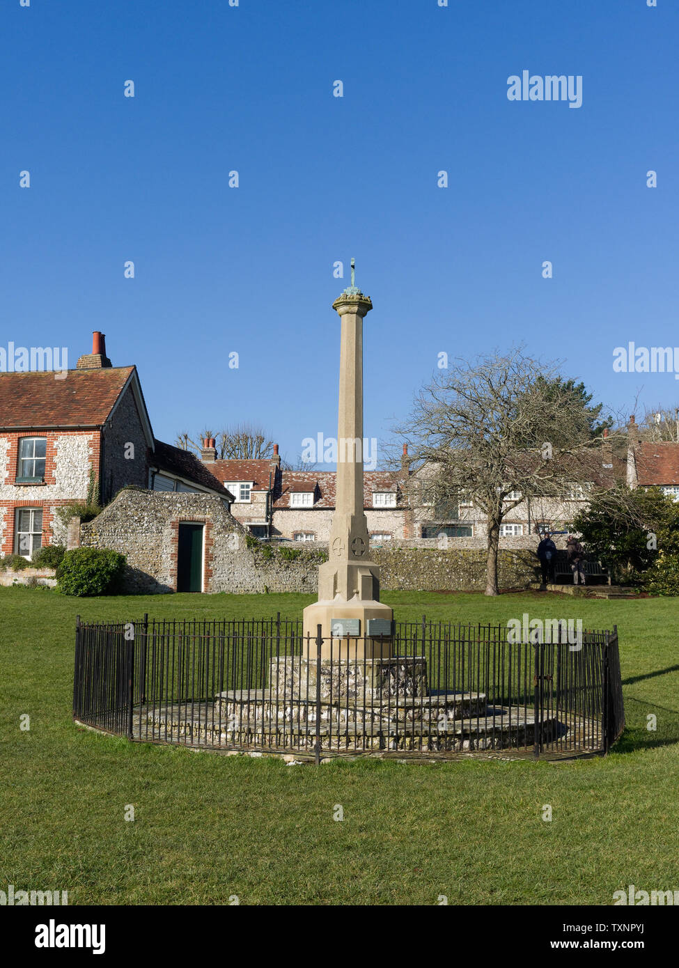 Le mémorial de guerre sur le village vert dans le village East Sussex de East Dean près d'Eastbourne, Royaume-Uni avec espace de copie, le jour d'hiver d'un ciel bleu ensoleillé. Banque D'Images